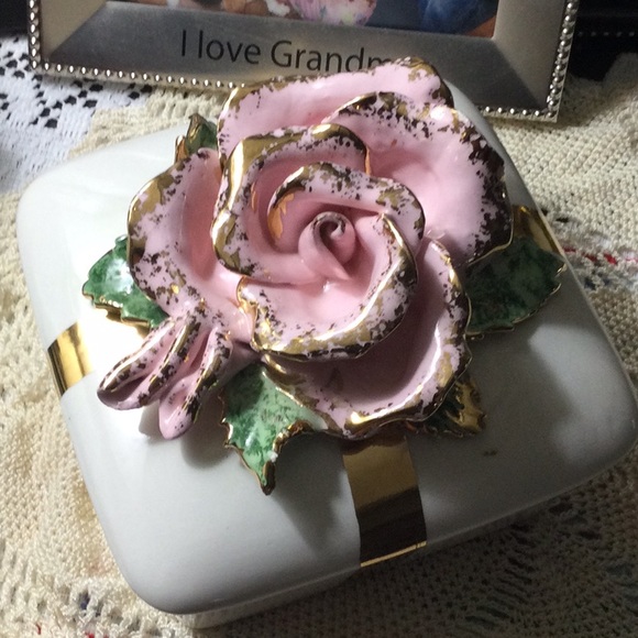 Vintage covered rose gift box with gold trim. Ceramic from 1950’s. - Picture 2 of 7